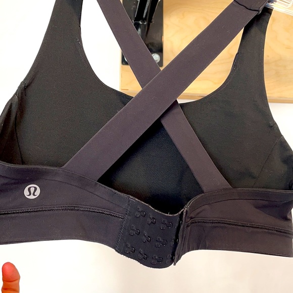 Lulu sports bra with wide cross straps - Picture 2 of 5